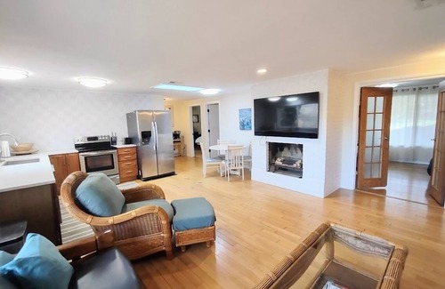 Norton Shores Casa | Cottage Bordering Hoffmaster State Park