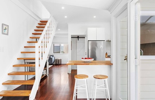 South Fremantle Casa | Cottage by the Beach - Close to South Terrace, Walk to Madalenas