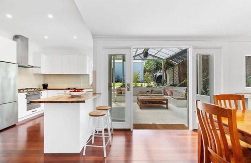South Fremantle Casa | Cottage by the Beach - Close to South Terrace, Walk to Madalenas