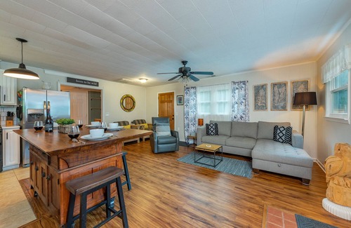 Burnsville Cabaña | Cottage by the Creek, Fire Pit, Grill, 3 Mins to Town, WiFi, Pets Welcome!