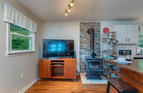 Burnsville Cabaña | Cottage by the Creek, Fire Pit, Grill, 3 Mins to Town, WiFi, Pets Welcome!