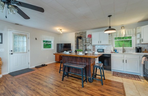 Burnsville Cabaña | Cottage by the Creek, Fire Pit, Grill, 3 Mins to Town, WiFi, Pets Welcome!