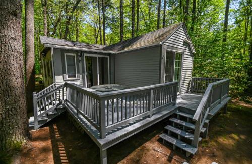 South Sanford Casa | Cottage by the Pond The Perfect Cozy Escape