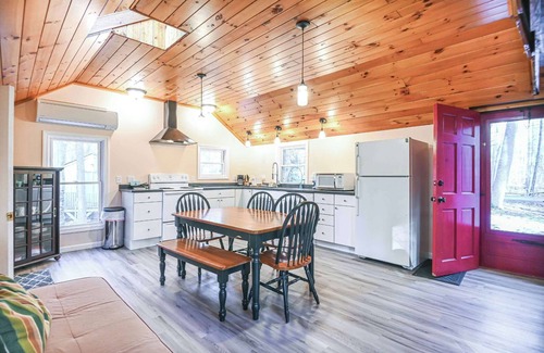 North Berwick Cabina | Cottage by the Pond – The Perfect Cozy Escape!