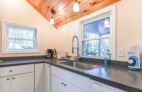 North Berwick Cabina | Cottage by the Pond – The Perfect Cozy Escape!