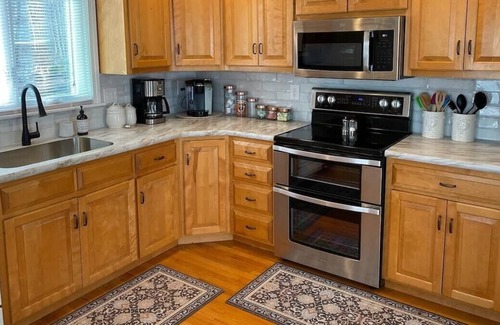 Waterford Cabaña | Cottage · Classic CT Cottage w/ Trail by Harkness Park/Ocean