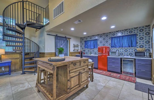 Fredericksburg Cabaña | Cottage Creek Retreat l Hot Tub, Pet Friendly Yard, & 1.2 Acres Near Main St