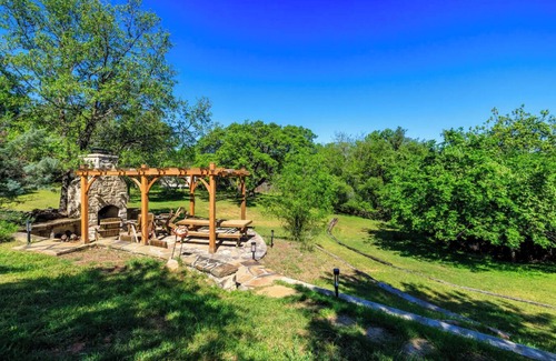 Fredericksburg Cabaña | Cottage Creek Retreat l Hot Tub, Pet Friendly Yard, & 1.2 Acres Near Main St