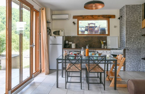 Saint-Bueil Cabaña | Casita de campo 'Entre Lacs Et Montagne' con vistas a la montaña, Wi-Fi y aire acondicionado