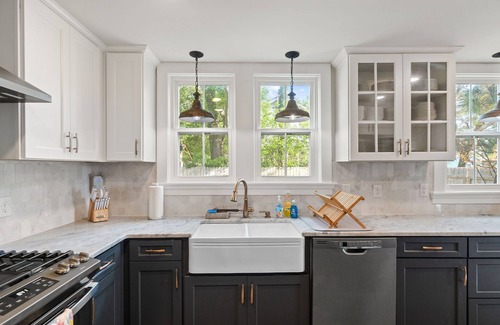 New Warrington Casa | Cottage for 10! Large yard + Firepit. Pets OK. 15 min. to Beach. New Interior!