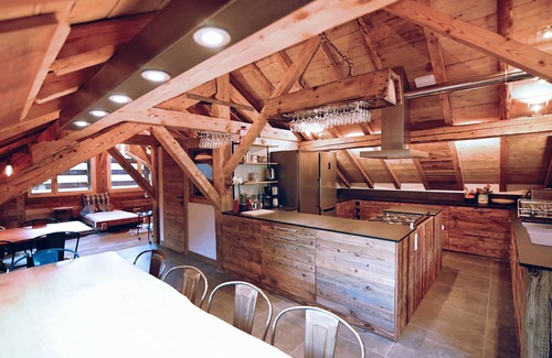 La Clusaz Chalet De Esquí | cabaña llena de corazón vista sur vehículo increíble 4/4 9 plazas disponibles