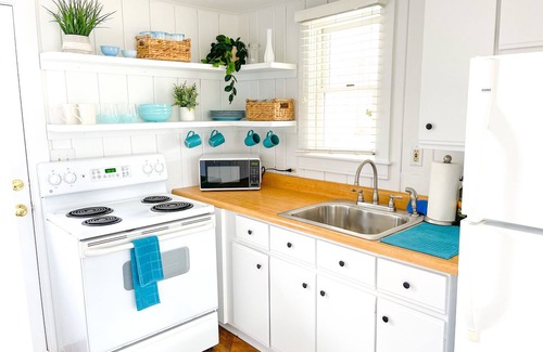 Ogunquit Cabaña | Cottage Getaway - Walk to Beach & Downtown Sleep 7