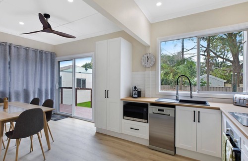 Budgewoi Casa | Cottage Hideaway - renovated private cottage