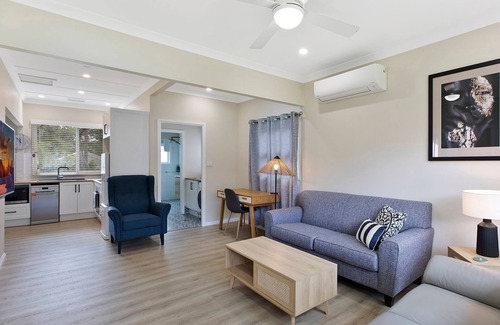Budgewoi Casa | Cottage Hideaway - renovated private cottage