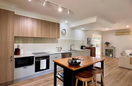 Macmasters Beach Cabaña | Cottage Hill Creek: guest house near beach & bush