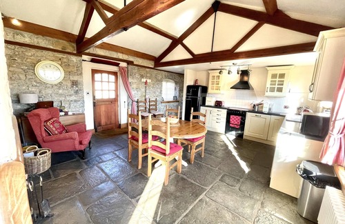 Llancarfan Cabaña | Cottage + Hot Tub, afueras de Cardiff / Cowbridge, impresionante ubicación rural