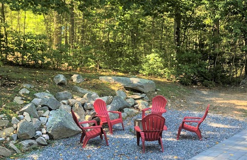 Old Mystic Casa | Cottage in Beautiful Setting and Close to Everything