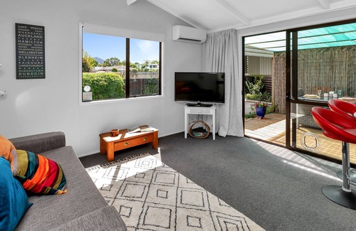Kensington Cabaña | Cottage in garden setting - close to walking tracks and food outlets.