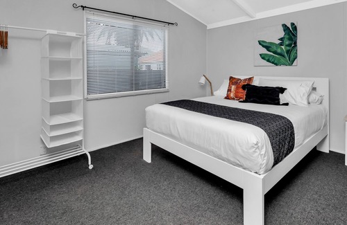 Kensington Cabaña | Cottage in garden setting - close to walking tracks and food outlets.