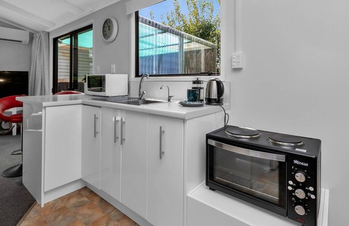 Kensington Cabaña | Cottage in garden setting - close to walking tracks and food outlets.