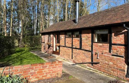 Boraston Casa | Cottage in Jacobean Farmhouse grounds