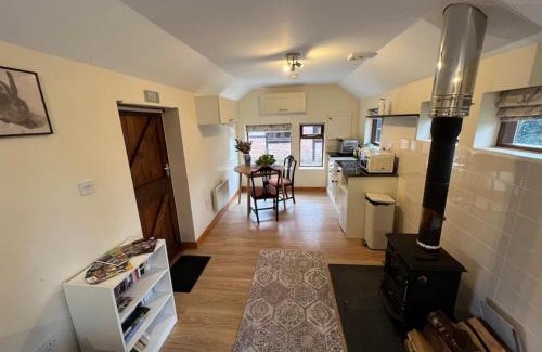 Boraston Casa | Cottage in Jacobean Farmhouse grounds