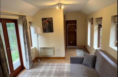 Boraston Casa | Cottage in Jacobean Farmhouse grounds