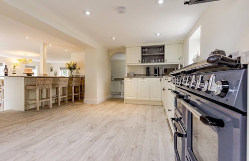 Thetford Cabaña | Cottage in Norfolk sleeps 23 - private pool, fishing lake, hot tub ref 99008SC