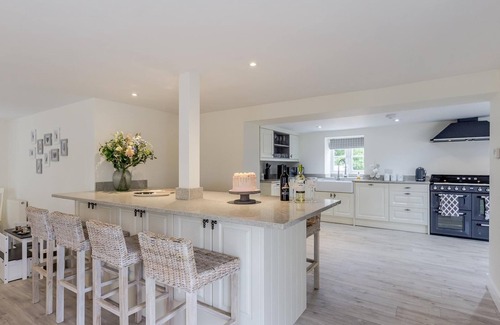 Thetford Cabaña | Cottage in Norfolk sleeps 23 - private pool, fishing lake, hot tub ref 99008SC