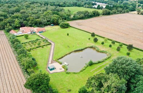 Thetford Casa | Cottage In Norfolk Sleeps 23 - Private Pool, Fishing Lake, Hot Tub Ref 99008Sc