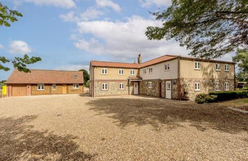 Thetford Casa | Cottage In Norfolk Sleeps 23 - Private Pool, Fishing Lake, Hot Tub Ref 99008Sc