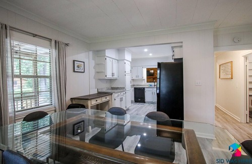 Richmond Hill Casa | Cottage in Richmond Hill, Pet Friendly w/ King Bed