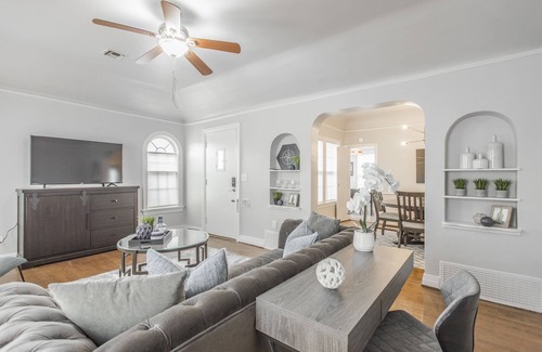 Crestwood Casa | Cottage In The City
