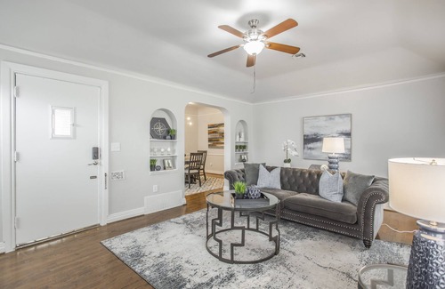 Crestwood Casa | Cottage In The City