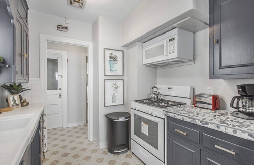 Crestwood Casa | Cottage In The City