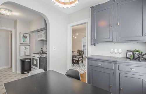 Crestwood Casa | Cottage In The City