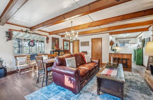 Berkeley Springs Casa | Cottage Inn The Woods - Pond, Pet Friendly, Grill, Wifi, Fire Pit, Deck, Screen Porch, Fireplace, Private