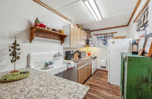 Berkeley Springs Casa | Cottage Inn The Woods - Pond, Pet Friendly, Grill, Wifi, Fire Pit, Deck, Screen Porch, Fireplace, Private