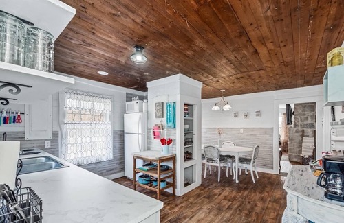 Fort Payne Cabaña | Cottage/ jetted tub/ 1acre/charcoal grill/ fire pit/picnic table/ Wi-Fi/ Roku tv