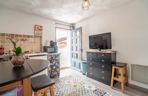 Lespignan Apartamento | Casa rural 'L'Orchidée' con jardín compartido, Wi-Fi y aire acondicionado