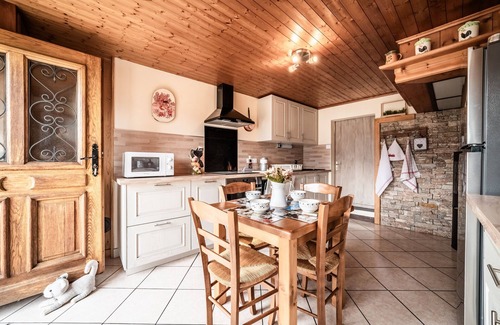 Taninges Cabaña | Casita de campo 'La Ferme De La Plaigne' con vistas a la montaña, terraza privada y Wi-Fi