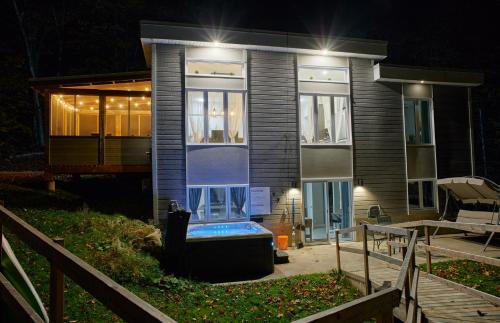 Chertsey Chalet De Esquí | Cottage le Cerf (modern, spa, BBQ, accès lac Lili)