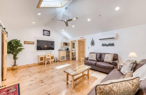 Bass Lake Cabaña | Cottage Like Suite With Private Hot Tub