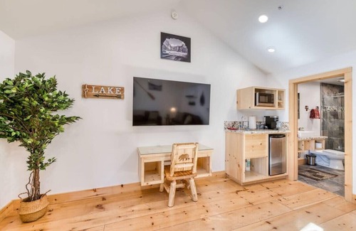 Bass Lake Cabaña | Cottage Like Suite With Private Hot Tub