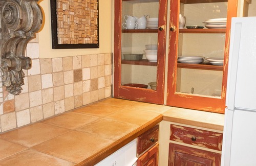 Summerville Historic District Cabaña | Cottage Located at Gorgeous 1889 Victorian Bed and Breakfast near Charleston