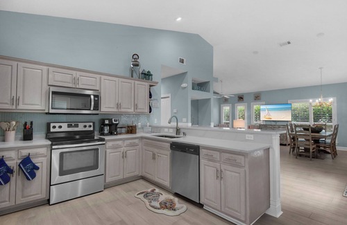 Crystal Shores Casa | Cottage Near Pool, Walk to Beach, Cafe, and Shopping