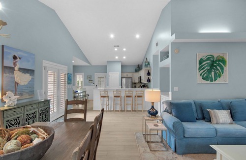 Crystal Shores Casa | Cottage Near Pool, Walk to Beach, Cafe, and Shopping