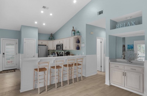 Crystal Shores Casa | Cottage Near Pool, Walk to Beach, Cafe, and Shopping