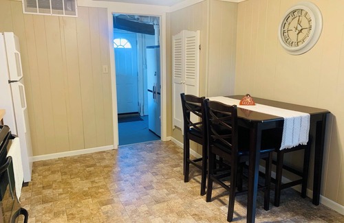 Erie Cabaña | Cottage Near Presque Isle & Lake Erie Boat Parking