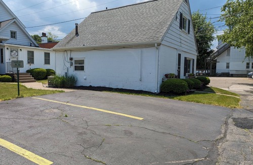 Erie Cabaña | Cottage Near Presque Isle & Lake Erie Boat Parking